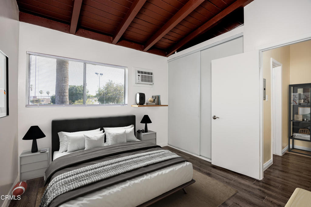 3620 S Budlong Avenue