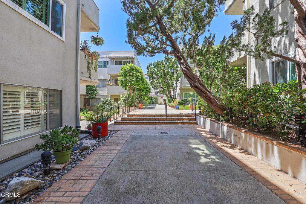 395 S Oakland Avenue 104