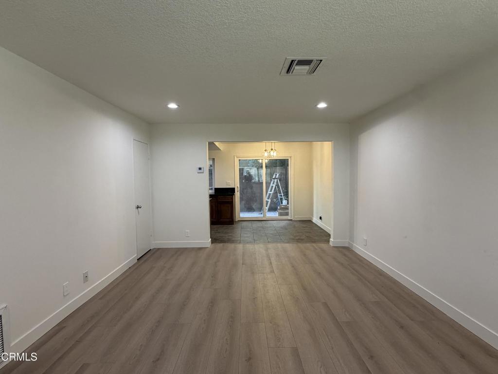 327 E Live Oak Street 4