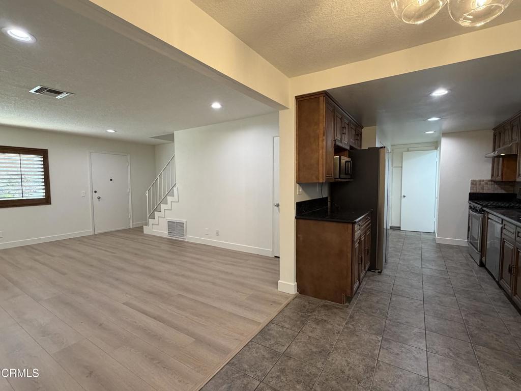 327 E Live Oak Street 4