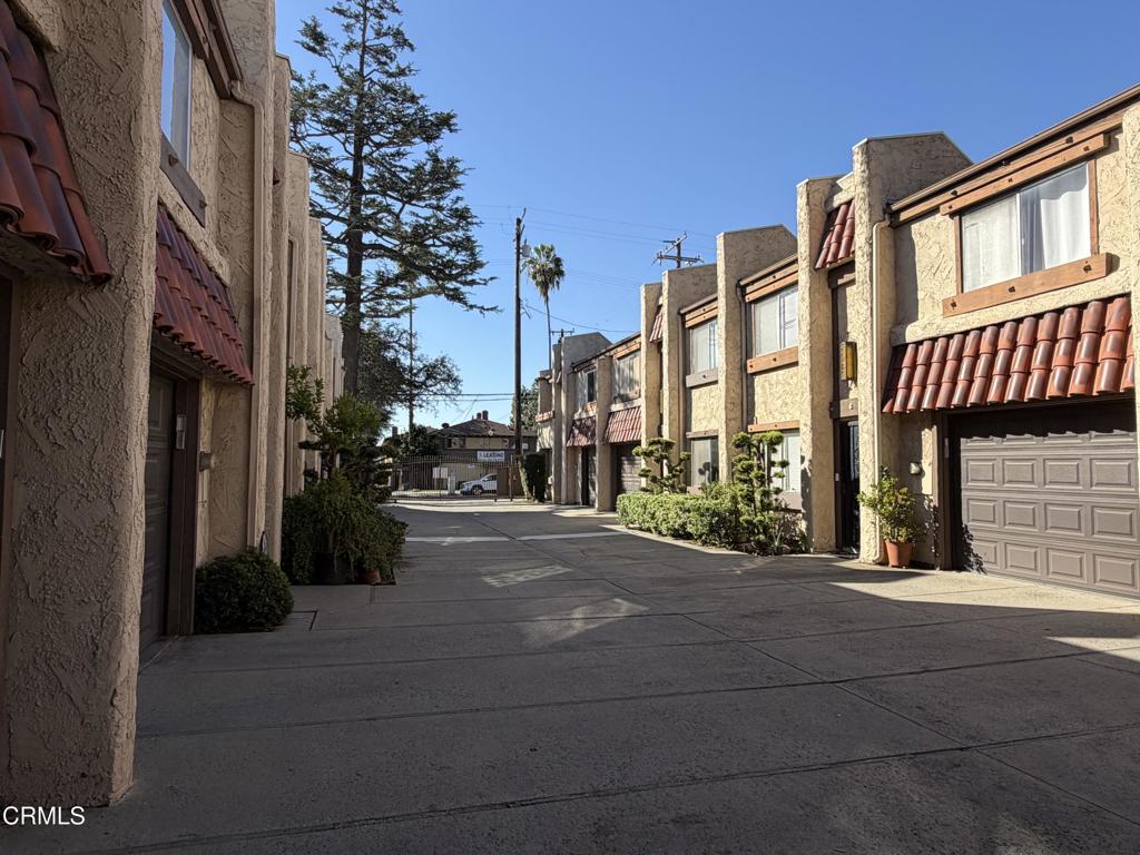 327 E Live Oak Street 4