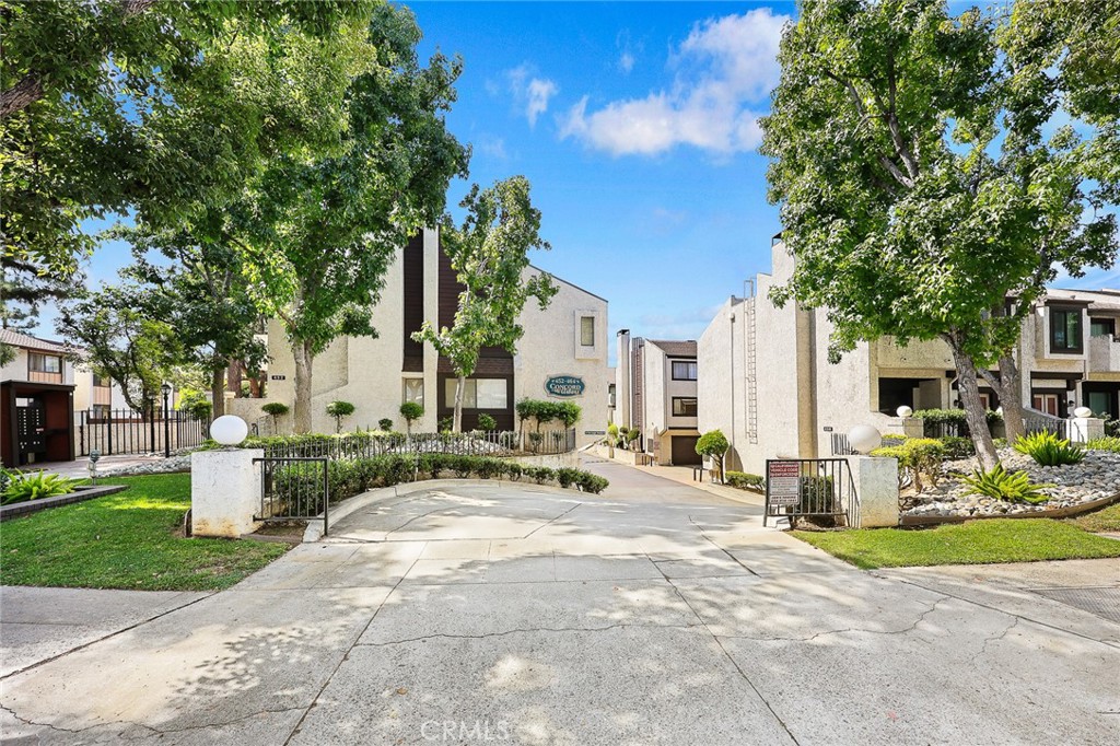 458 W Huntington Drive B