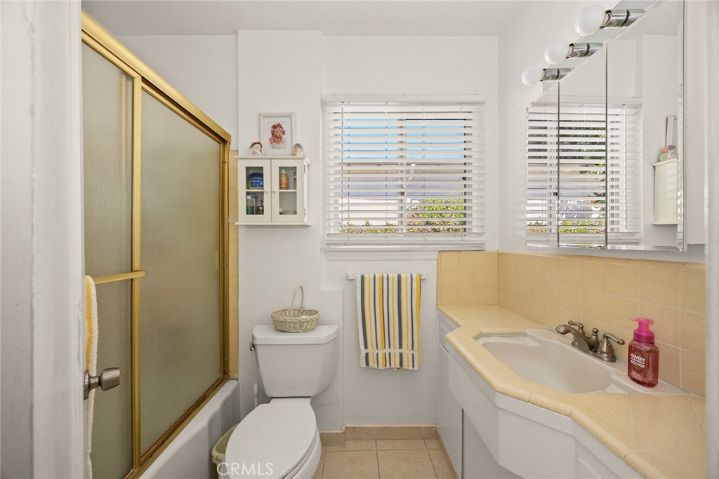 6114 N Burton Avenue N