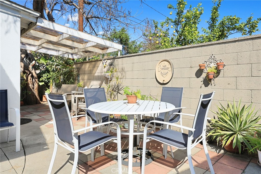 6114 N Burton Avenue N