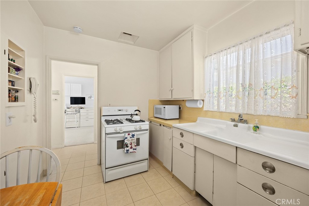 6114 N Burton Avenue N