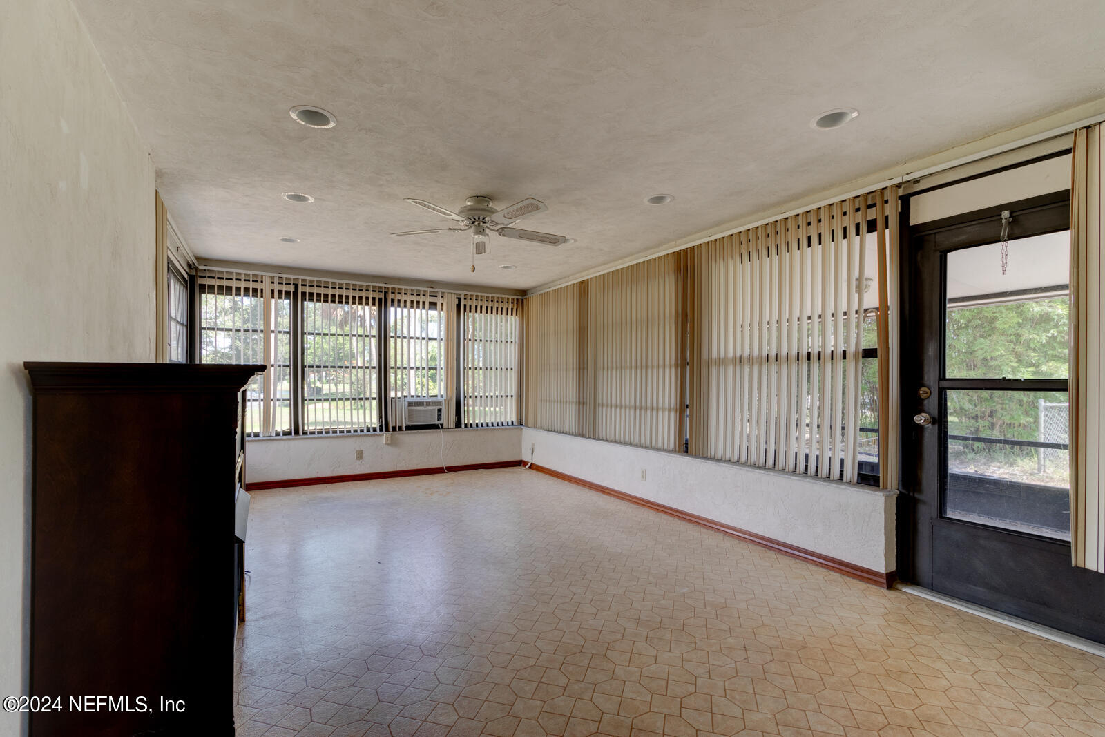 112 KINGS POINT Court