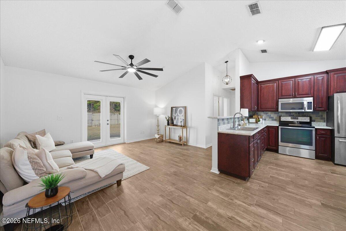 425 3RD Street W