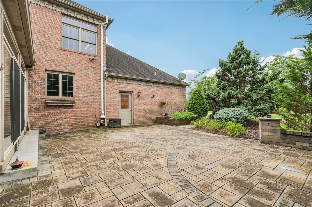 2100 Crestwood Drive