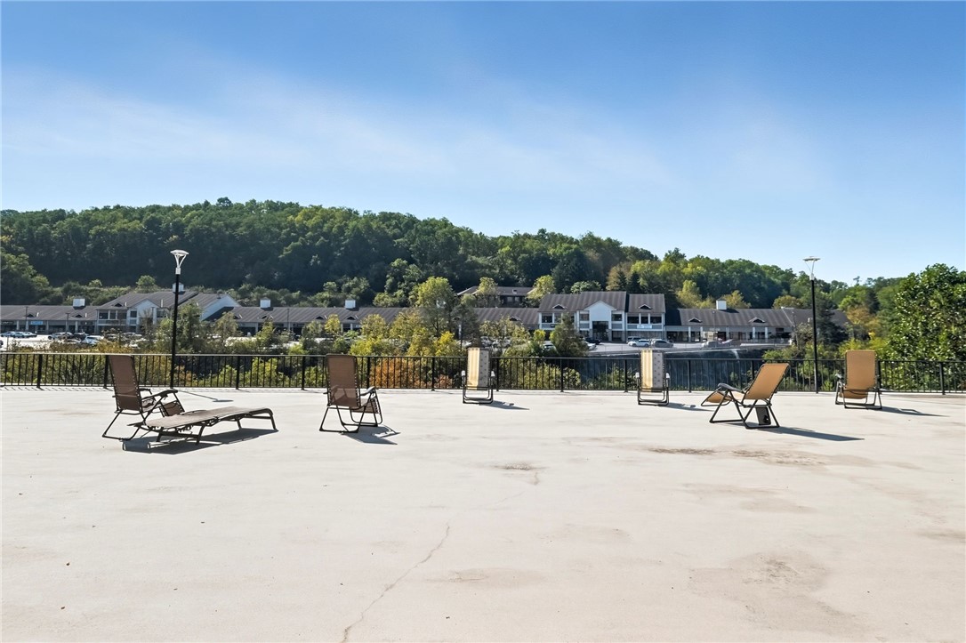 2160 Greentree Rd 801W