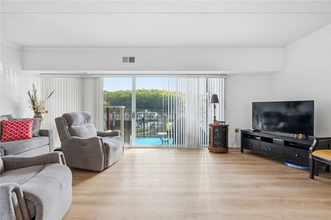 2120 Greentree Rd 703E