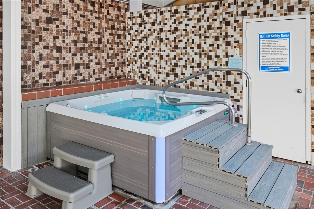 2120 Greentree Rd 703E