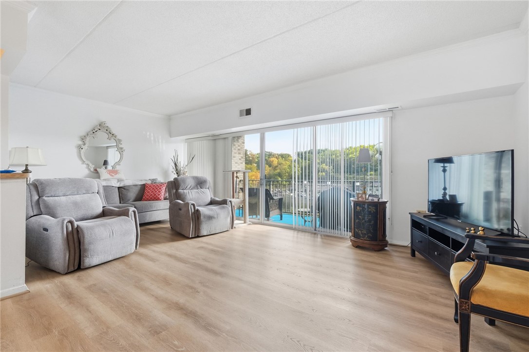 2120 Greentree Rd 703E