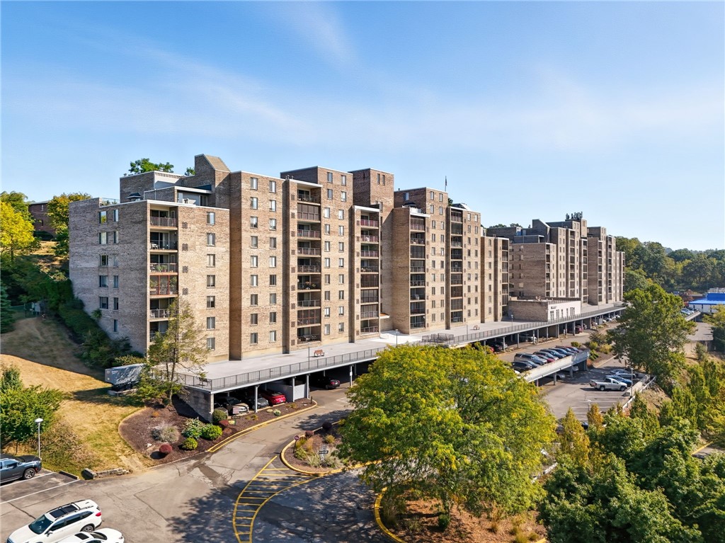 2120 Greentree Rd 703E