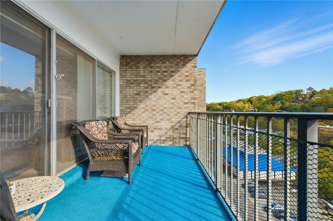 2120 Greentree Rd 703E