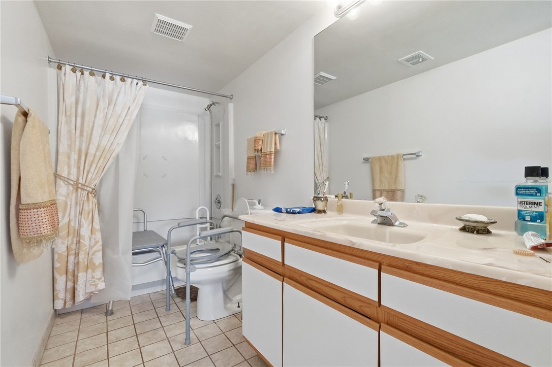 2120 Greentree Rd 703E