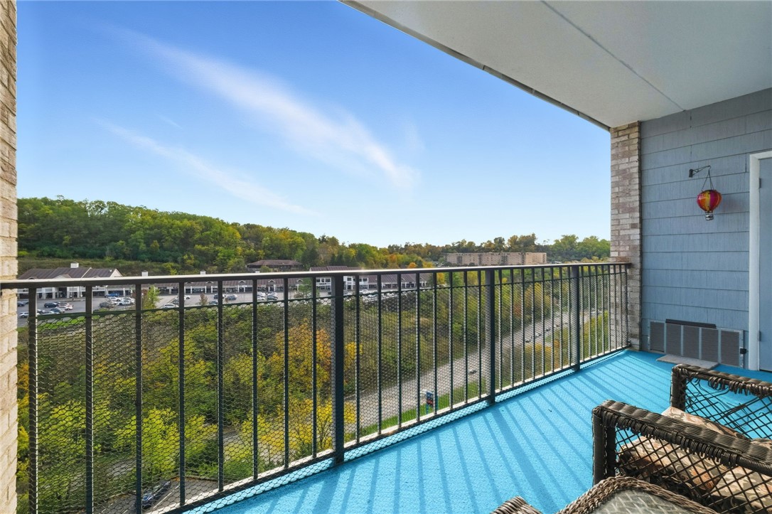 2120 Greentree Rd 703E