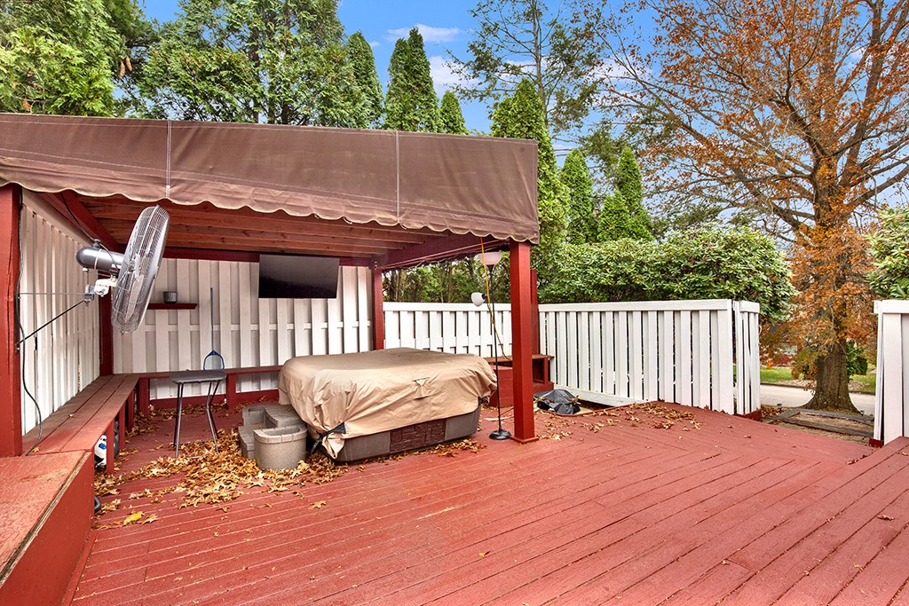 90 Beechwood Dr