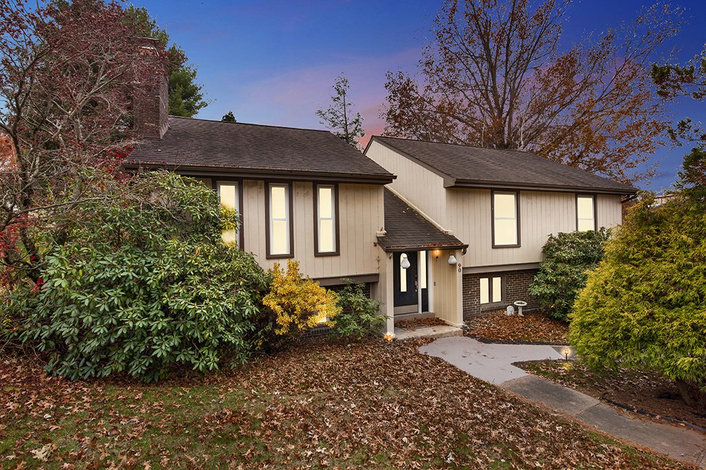 90 Beechwood Dr