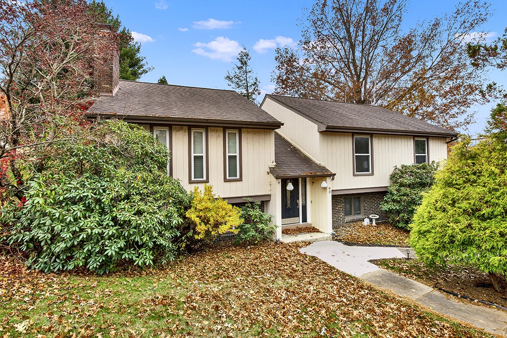 90 Beechwood Dr