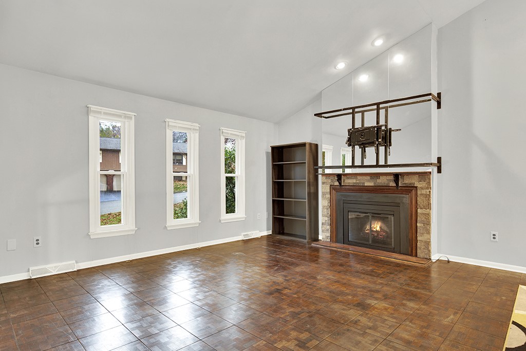 90 Beechwood Dr