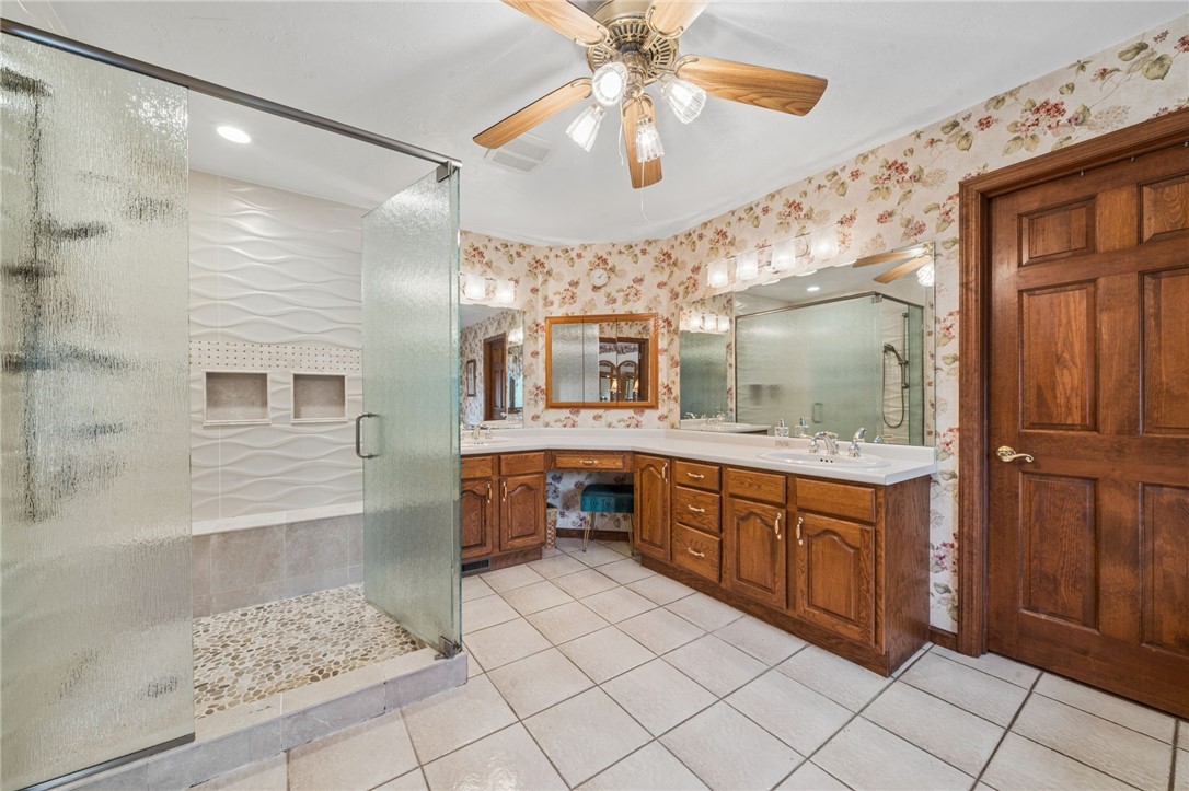 32 Hawthorne Ln
