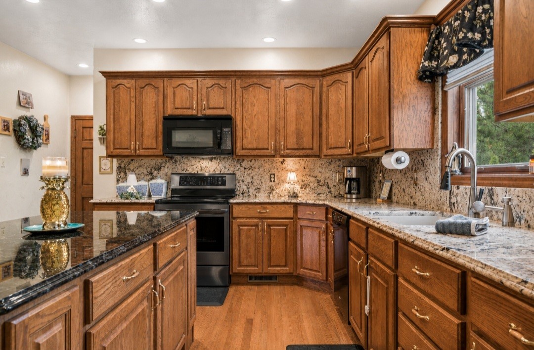 32 Hawthorne Ln