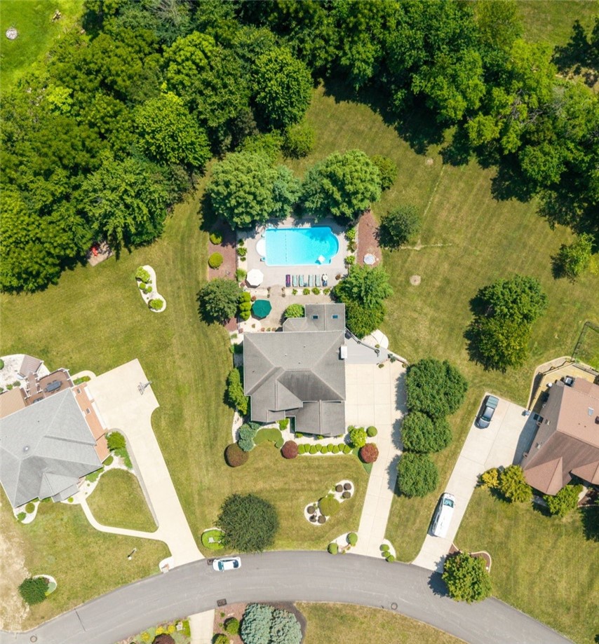 32 Hawthorne Ln