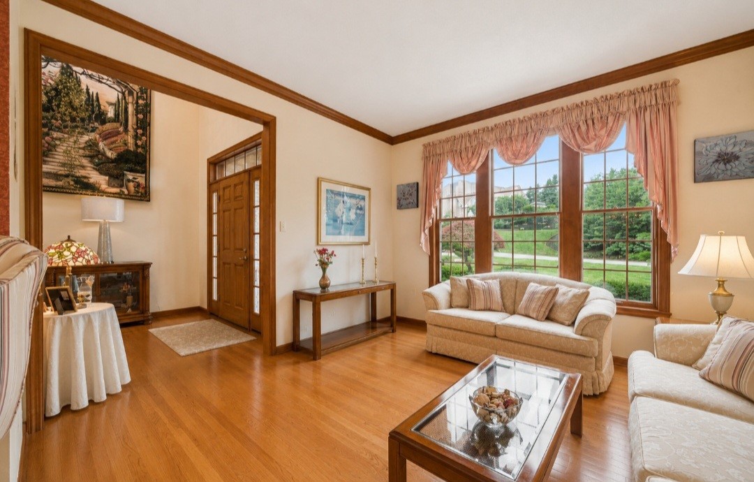 32 Hawthorne Ln