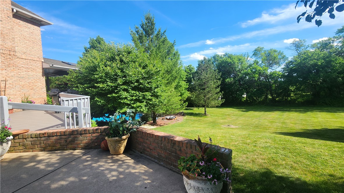 32 Hawthorne Ln