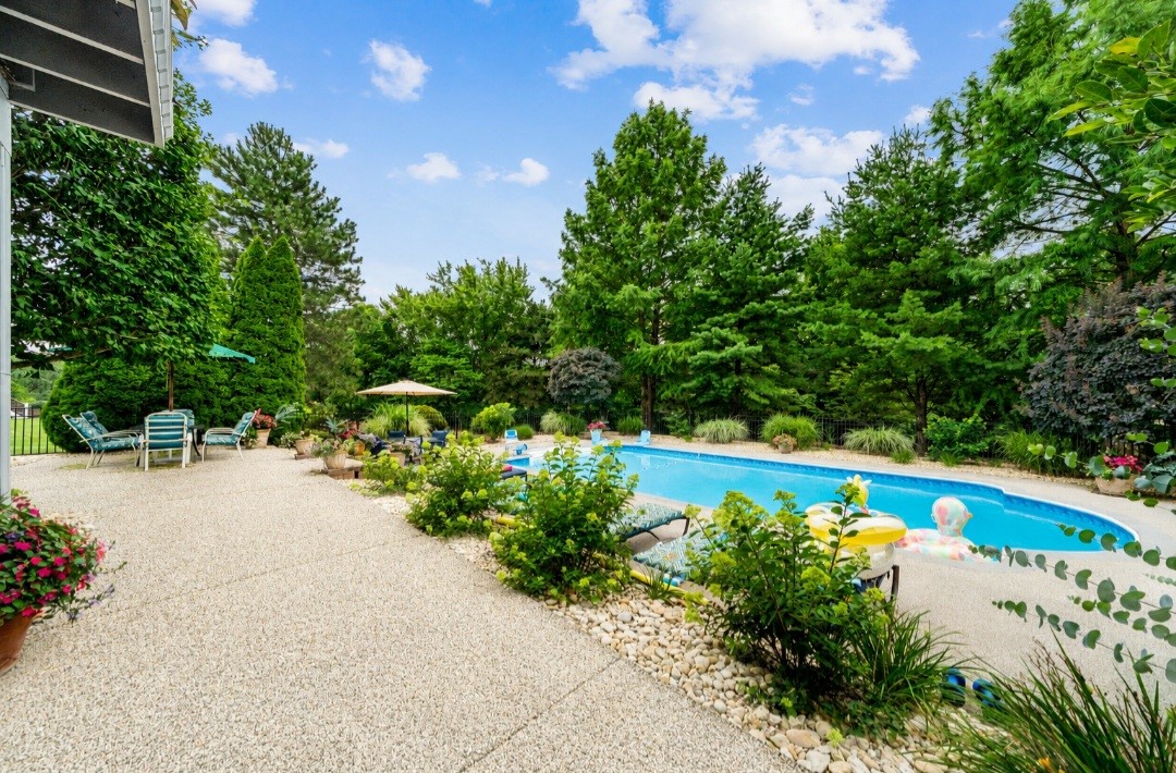 32 Hawthorne Ln