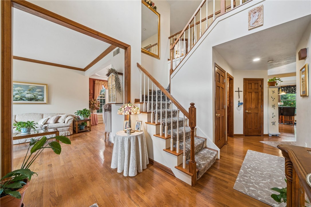 32 Hawthorne Ln