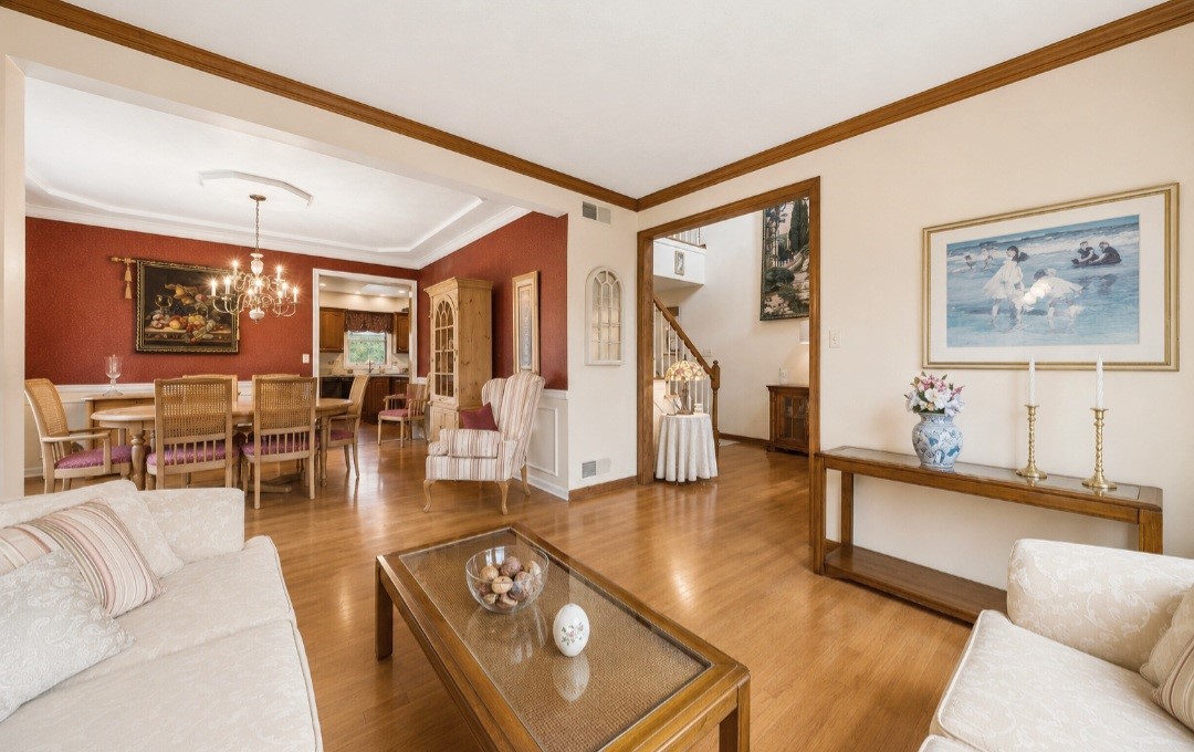 32 Hawthorne Ln