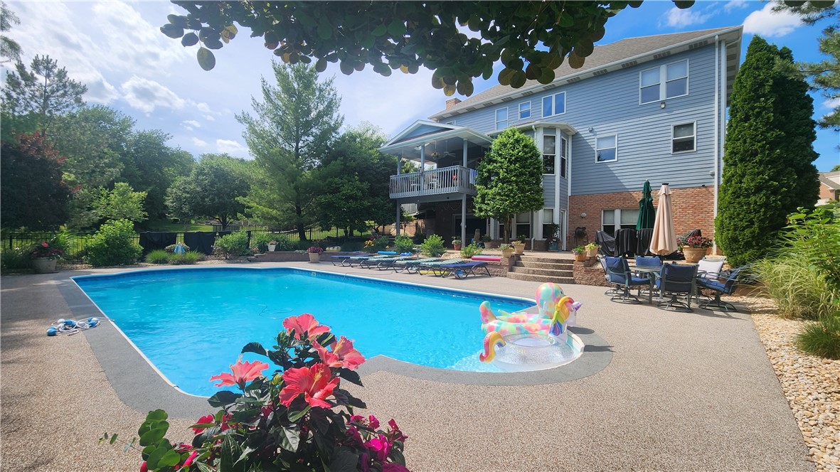 32 Hawthorne Ln