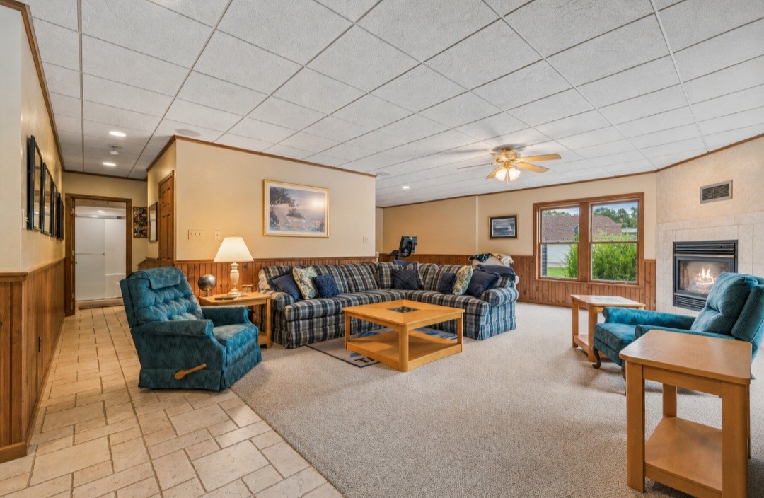 32 Hawthorne Ln