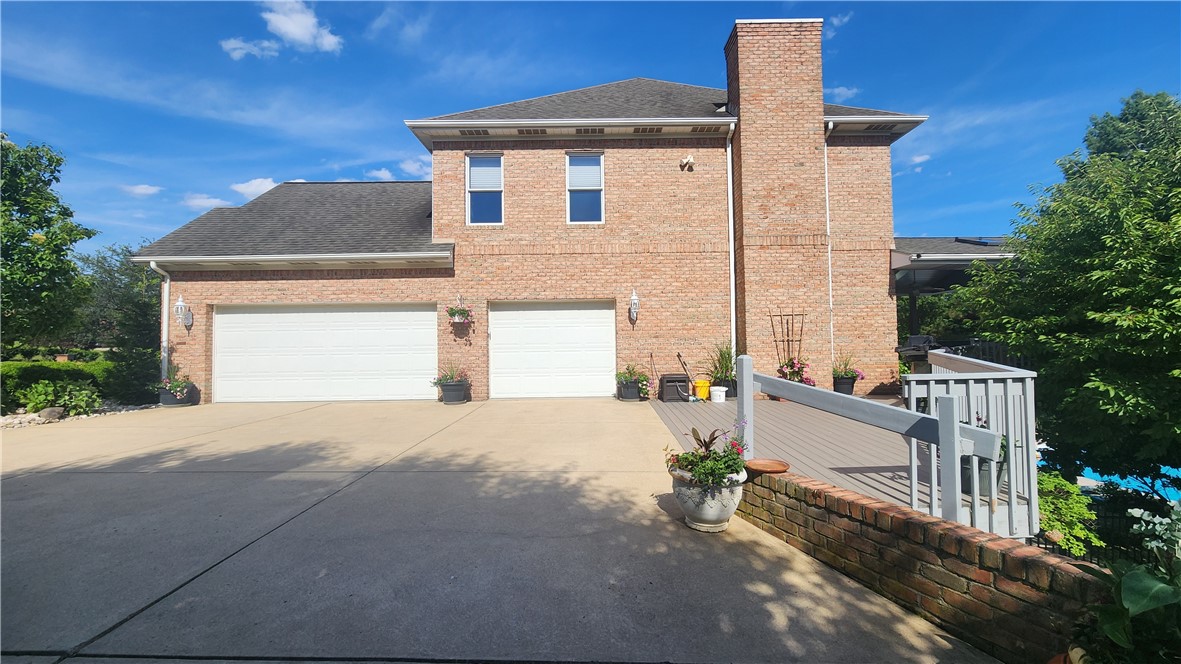 32 Hawthorne Ln