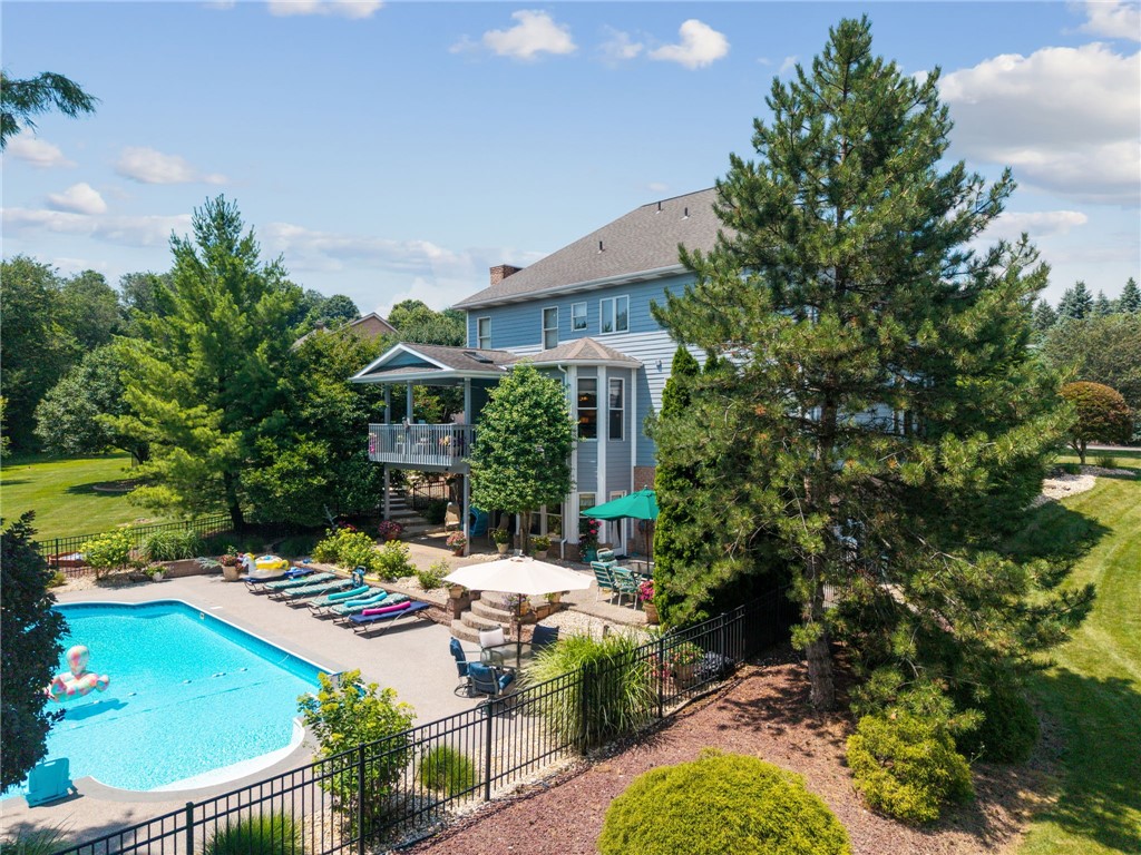 32 Hawthorne Ln