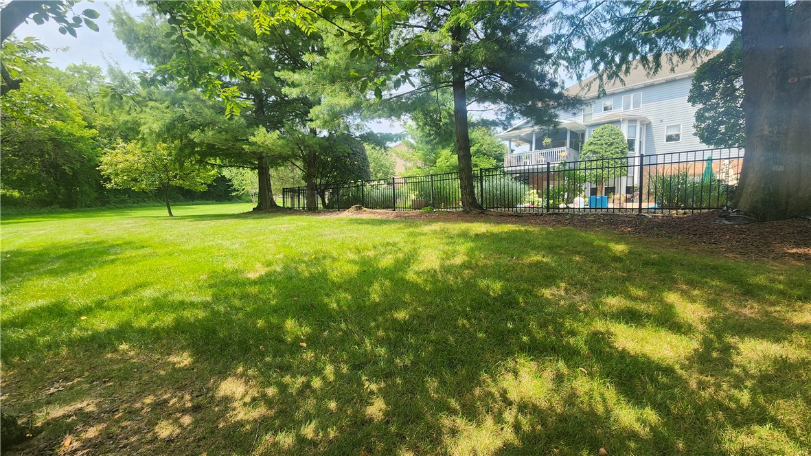 32 Hawthorne Ln