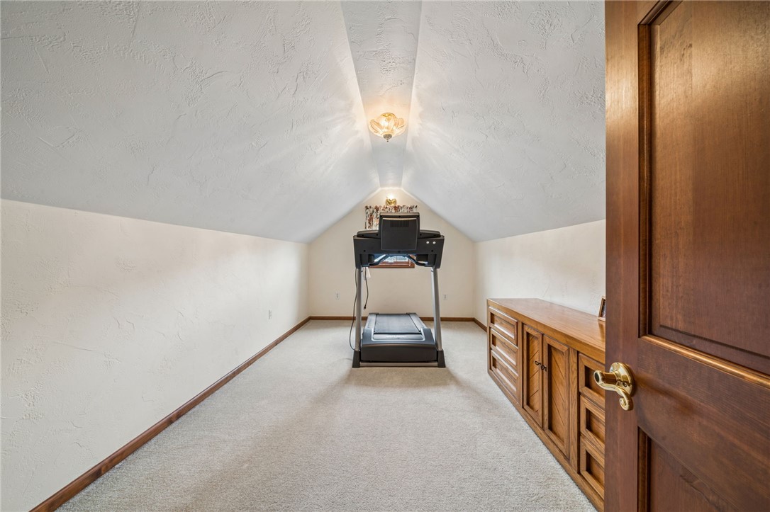 32 Hawthorne Ln