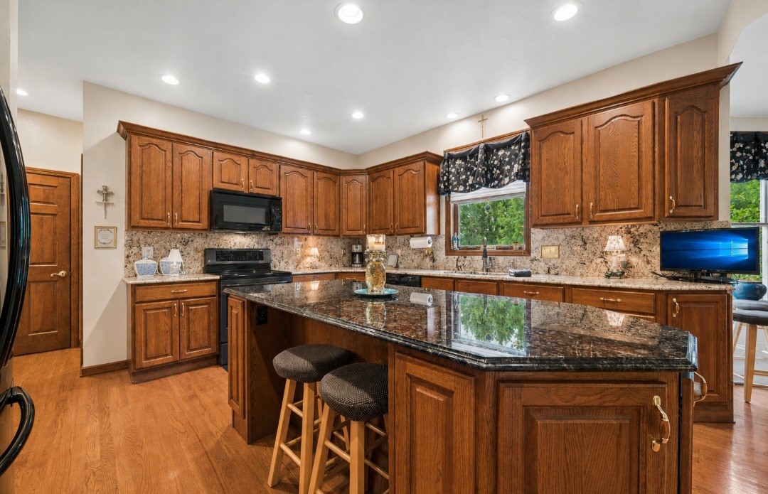 32 Hawthorne Ln