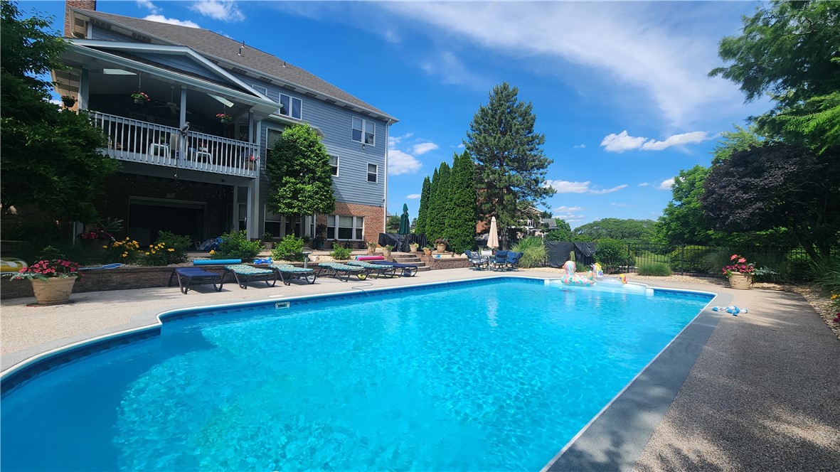 32 Hawthorne Ln