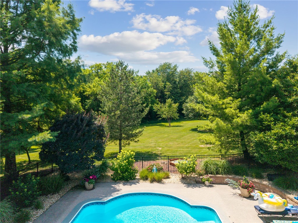 32 Hawthorne Ln