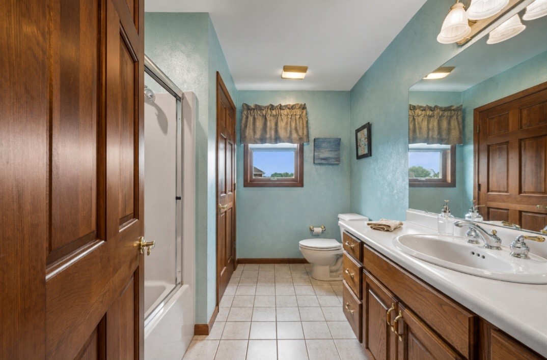 32 Hawthorne Ln