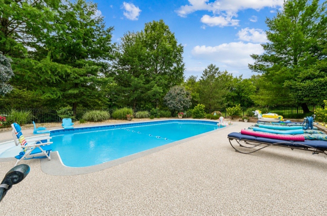 32 Hawthorne Ln