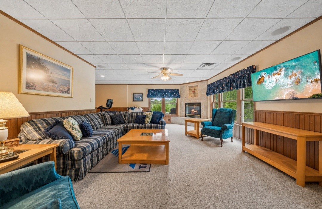 32 Hawthorne Ln