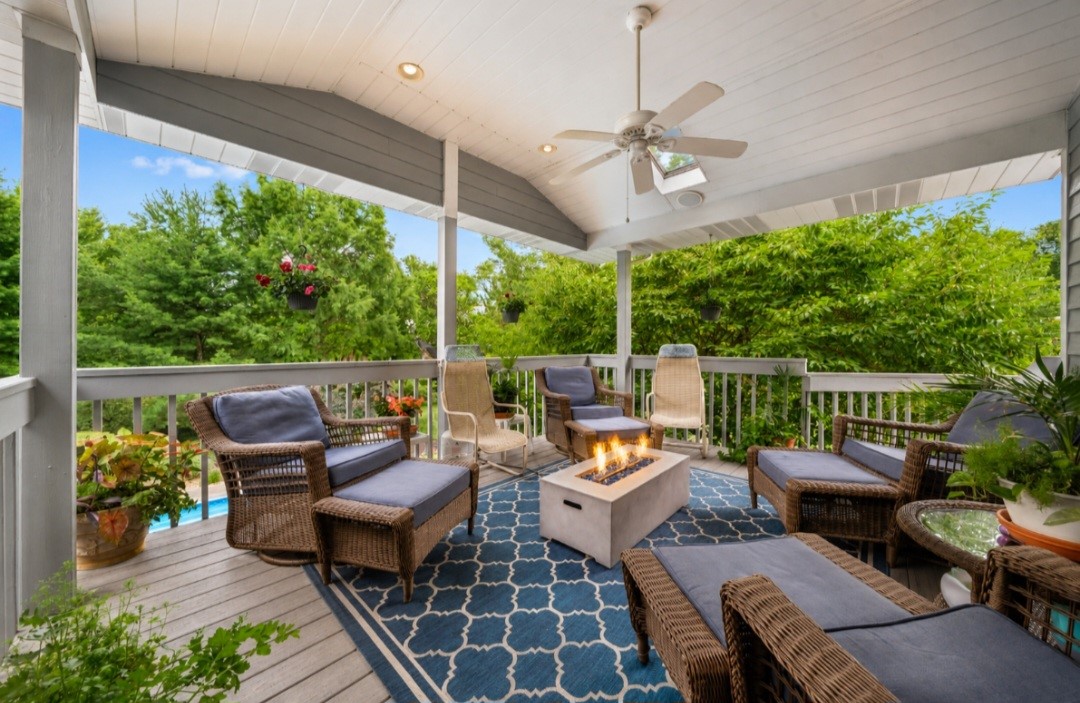 32 Hawthorne Ln