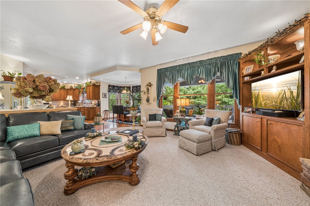 32 Hawthorne Ln