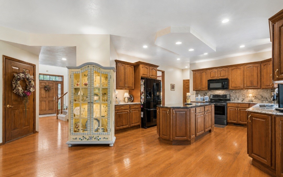 32 Hawthorne Ln