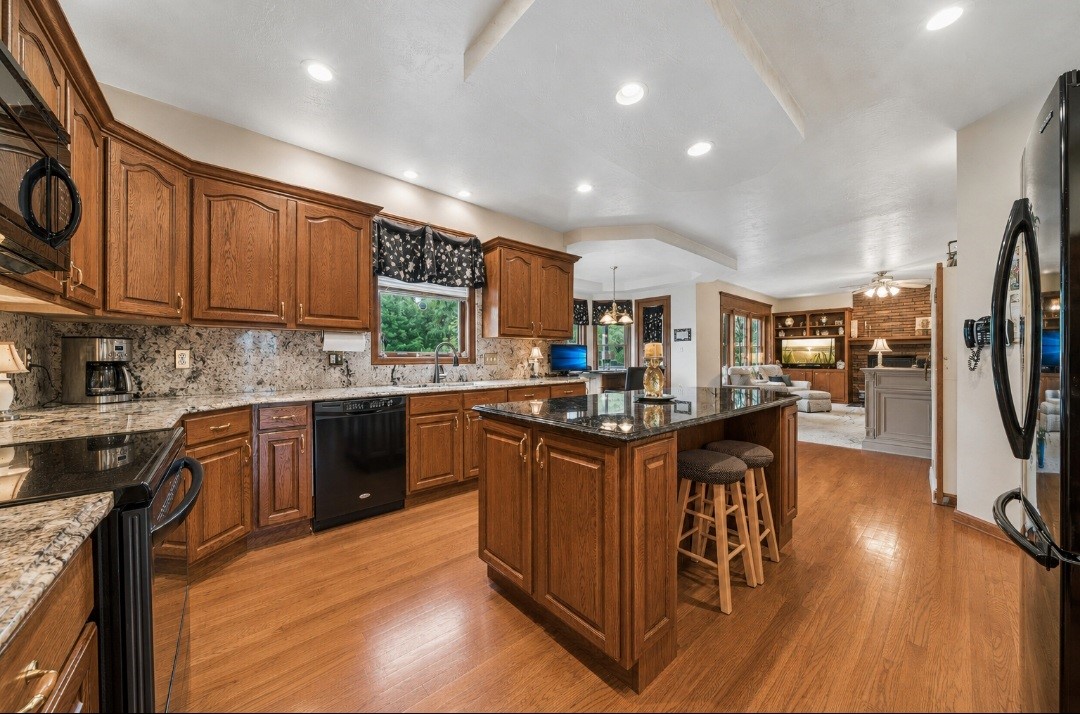 32 Hawthorne Ln