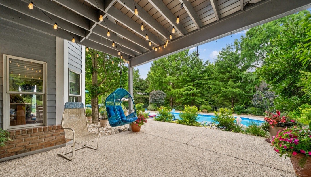 32 Hawthorne Ln