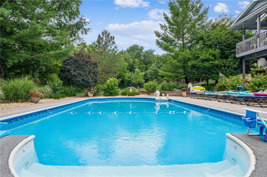 32 Hawthorne Ln